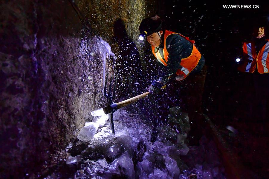 CHINA-SHANXI-RAILWAY MAINTENANCE-COUPLE (CN)