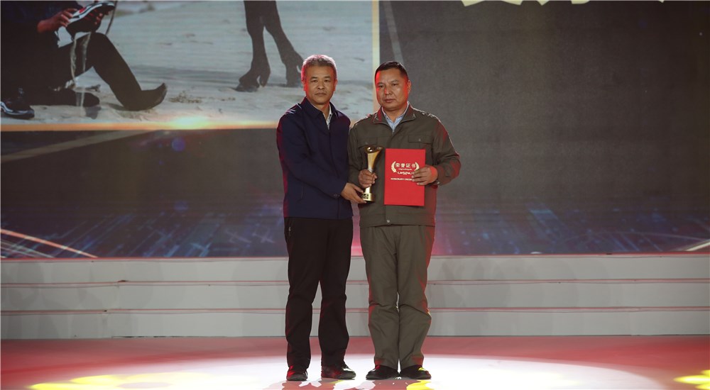 頒獎嘉賓為第二位年度感動人物艾力&middot;尼亞孜頒獎