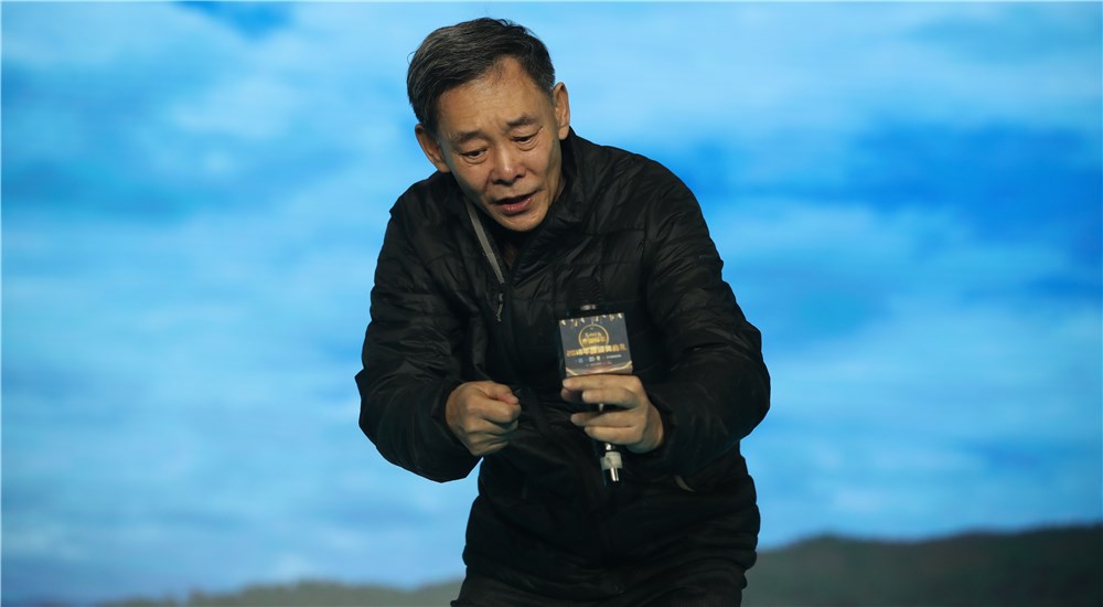 演員李光復現場表演第六位年度感動人物&ldquo;超能大叔&rdquo;何永云的故事