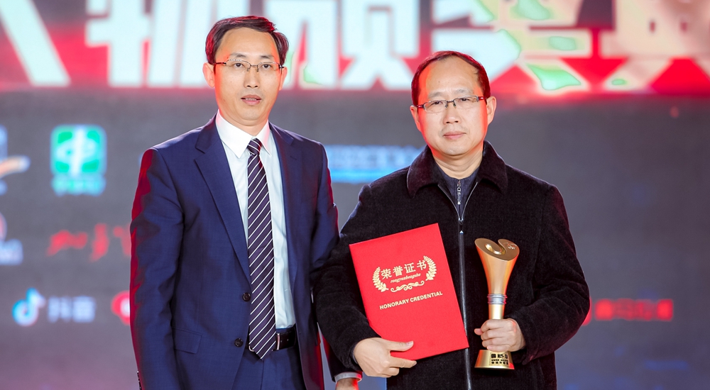 頒獎嘉賓為&ldquo;時代楷模"張富清頒發特別致敬獎