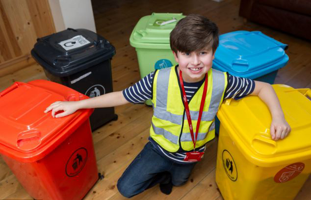 英男童愛垃圾網(wǎng)上競(jìng)價(jià)購買垃圾車【圖】