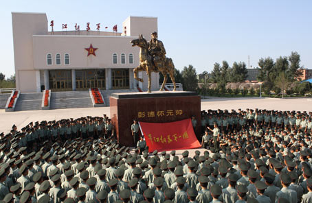 &ldquo;模范紅十二團&rdquo;：從嚴從難從險錘煉戰(zhàn)斗作風(fēng)&mdash;&mdash;陸軍第16集團軍某摩步團加強實戰(zhàn)化訓(xùn)練記事