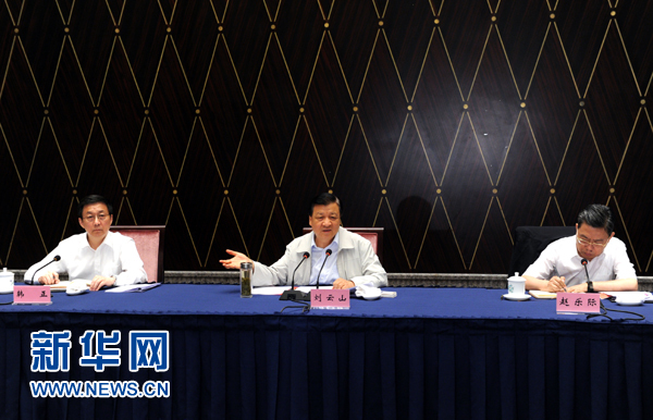 部分省區(qū)市教育實(shí)踐活動(dòng)工作座談會(huì)近日先后在西寧、上海召開，中共中央政治局常委、中央黨的群眾路線教育實(shí)踐活動(dòng)領(lǐng)導(dǎo)小組組長(zhǎng)劉云山出席并講話。這是7月23日，劉云山出席上海座談會(huì)并講話。新華社記者 饒愛(ài)民 攝 