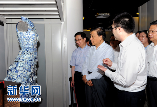 這是7月22日，劉云山在上海國(guó)家對(duì)外文化貿(mào)易基地調(diào)研。新華社記者 饒愛(ài)民 攝 