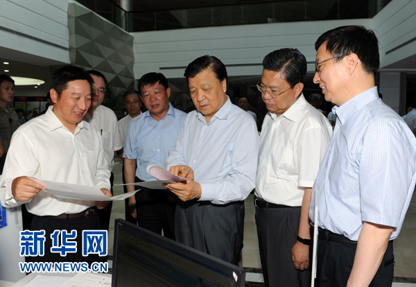  7月22日至23日，中共中央政治局常委、中央書記處書記劉云山在上海調(diào)研。這是7月22日，劉云山在中國(guó)（上海）自貿(mào)試驗(yàn)區(qū)外高橋綜合服務(wù)大廳調(diào)研。新華社記者 饒愛(ài)民 攝 