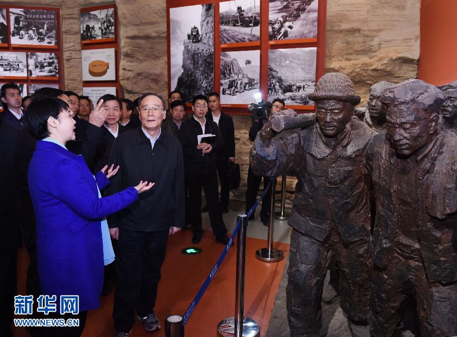 3月27日至28日，中共中央政治局常委、中央紀委書記王岐山到河南省調(diào)研，并主持召開座談會。這是3月27日王岐山專程來到林州紅旗渠紀念館參觀。 新華社記者 饒愛民 攝 
