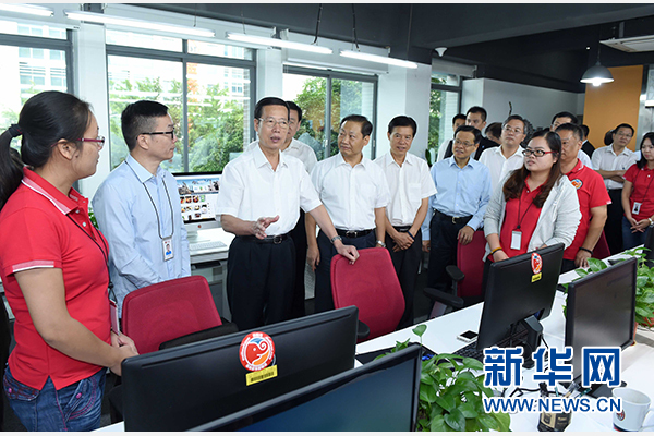 9月16日至18日，中共中央政治局常委、國(guó)務(wù)院副總理張高麗在廣西調(diào)研。這是9月17日，張高麗在南寧美麗傳說公司調(diào)研承接產(chǎn)業(yè)轉(zhuǎn)移和開展跨境電子商務(wù)情況。 新華社記者張鐸攝 