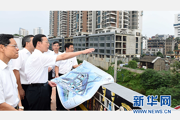 9月16日至18日，中共中央政治局常委、國(guó)務(wù)院副總理張高麗在廣西調(diào)研。這是9月16日，張高麗實(shí)地考察南寧水街棚戶區(qū)改造項(xiàng)目現(xiàn)場(chǎng)。 新華社記者張鐸攝 
