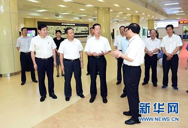 9月16日至18日，中共中央政治局常委、國(guó)務(wù)院副總理張高麗在廣西調(diào)研。這是9月17日，張高麗在南寧市公共資源交易中心對(duì)外服務(wù)大廳了解自治區(qū)簡(jiǎn)政放權(quán)有關(guān)工作。 新華社記者張鐸攝