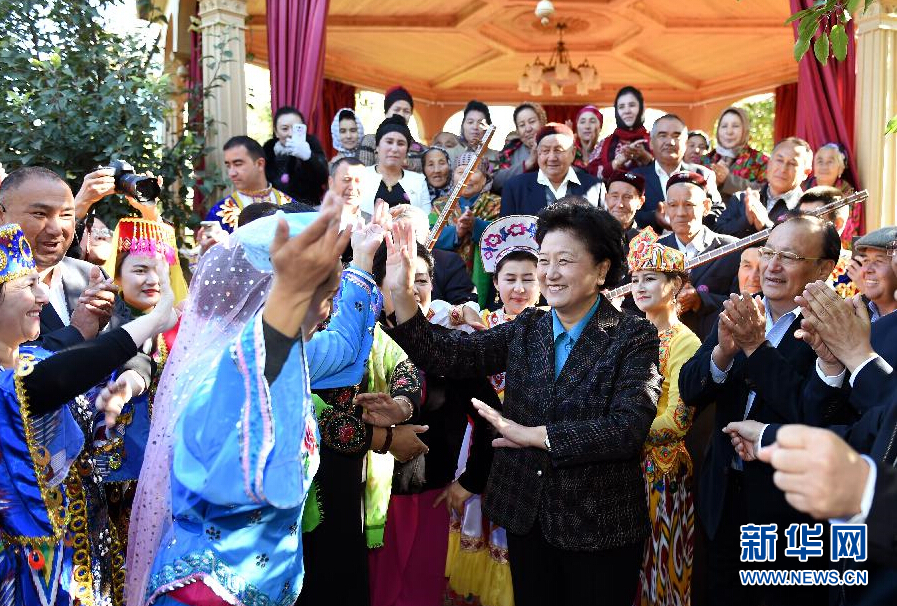 9月29日，中共中央政治局委員、國務院副總理、中央代表團副團長劉延東率中央代表團分團在伊犁哈薩克自治州看望慰問各族干部群眾。這是劉延東在伊寧市漢賓鄉(xiāng)發(fā)展村考察慰問時與表演維吾爾族傳統(tǒng)歌舞&ldquo;麥西來甫&rdquo;的村民們交流。新華社記者張領攝