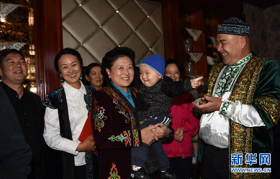 9月29日，中共中央政治局委員、國務院副總理、中央代表團副團長劉延東率中央代表團分團在伊犁哈薩克自治州看望慰問各族干部群眾。這是劉延東在伊寧市漢賓鄉(xiāng)發(fā)展村走訪慰問哈薩克族村民。新華社記者張領攝