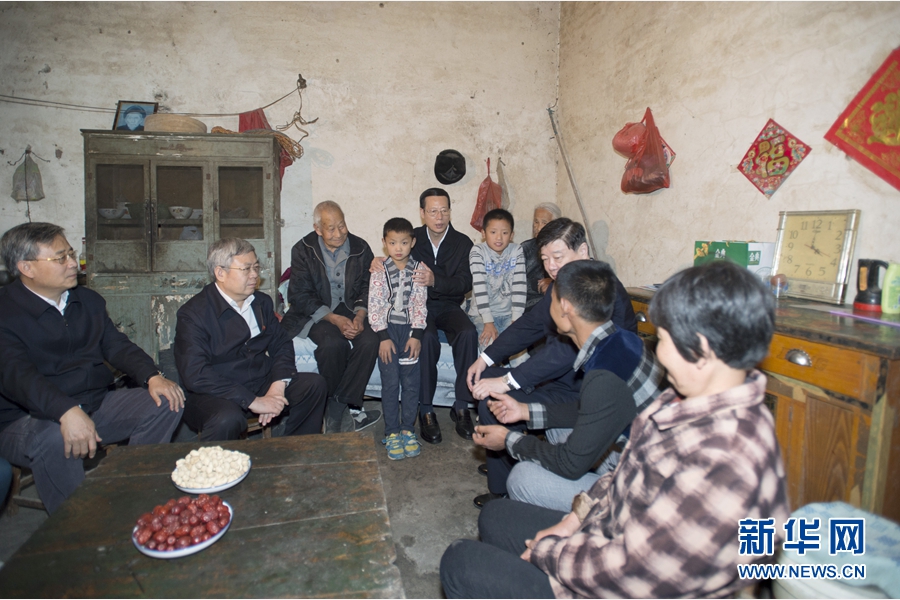 10月22日至23日，中共中央政治局常委、國務院副總理張高麗在山東調研扶貧工作情況。這是10月22日，張高麗在菏澤市巨野縣田莊鎮(zhèn)后屯村入戶看望生活困難村民。 新華社記者 王曄 攝