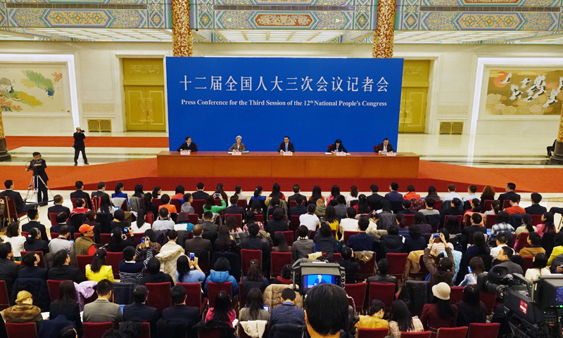 3月15日，國務院總理李克強在北京人民大會堂與中外記者見面，并回答記者提問。新華社記者 李賀 攝