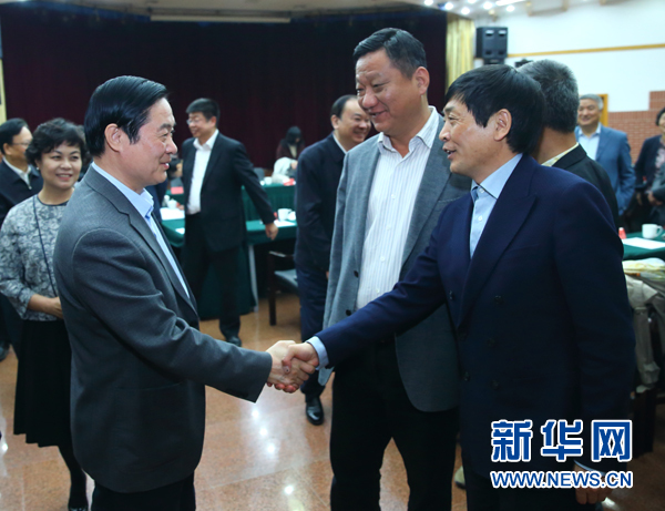 4月12日，中共中央政治局委員、中央書記處書記、中宣部部長劉奇葆在北京出席&ldquo;走向世界的中國兒童文學&rdquo;座談會并講話。這是座談會后，劉奇葆與國際安徒生獎獲得者、兒童文學作家曹文軒握手。新華社記者丁海濤攝