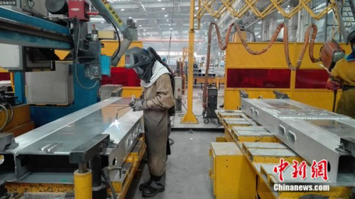 焊接工人正在工作。中新網(wǎng) 邱宇 攝