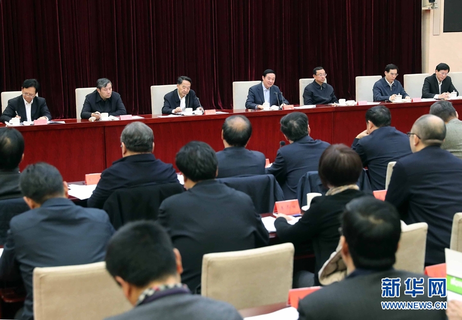 12月10日，中宣部在北京召開學(xué)習(xí)貫徹習(xí)近平總書記在中國(guó)文聯(lián)十大、中國(guó)作協(xié)九大開幕式上和會(huì)見中國(guó)記協(xié)第九屆理事會(huì)代表時(shí)重要講話精神座談會(huì)。中共中央政治局委員、中央書記處書記、中宣部部長(zhǎng)劉奇葆出席會(huì)議并講話。新華社記者 劉衛(wèi)兵 攝 