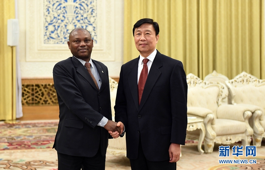 12月26日，國家副主席李源潮在北京會見圣多美和普林西比外交和海外僑民部部長博特略。 新華社記者 張鐸 攝