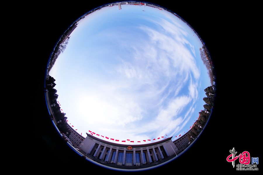  人民大會(huì)堂、天安門廣場(chǎng)、人民英雄紀(jì)念碑外部全景。中國(guó)網(wǎng) 鄭亮攝