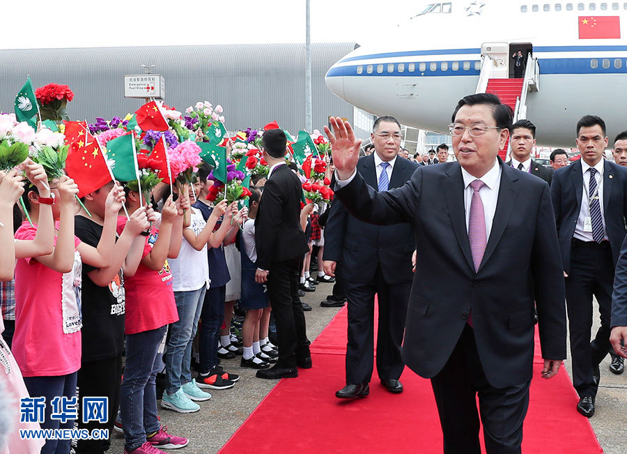 5月8日至10日，中共中央政治局常委、全國人大常委會委員長張德江視察澳門特別行政區。這是5月8日，張德江抵達澳門國際機場。 新華社記者龐興雷 攝 