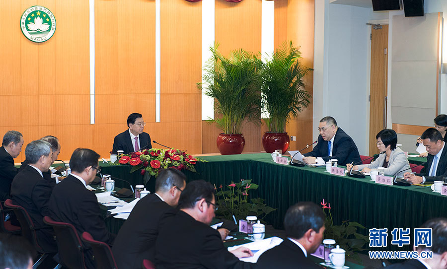 5月8日至10日，中共中央政治局常委、全國人大常委會委員長張德江視察澳門特別行政區。這是5月8日，張德江聽取澳門特別行政區政府工作匯報。新華社記者 李學仁 攝