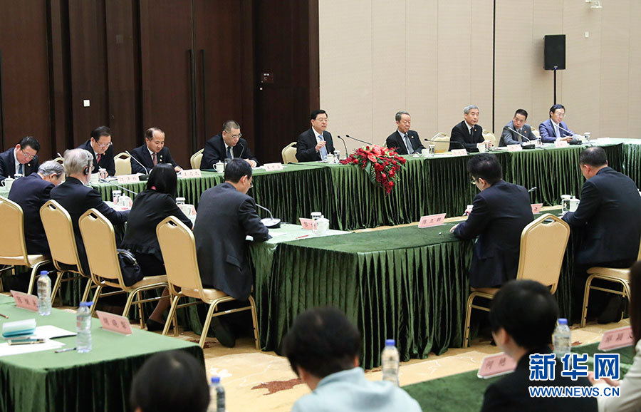 5月8日至10日，中共中央政治局常委、全國人大常委會委員長張德江視察澳門特別行政區。這是5月10日，張德江與教育工作者和學生代表座談。新華社記者 龐興雷 攝