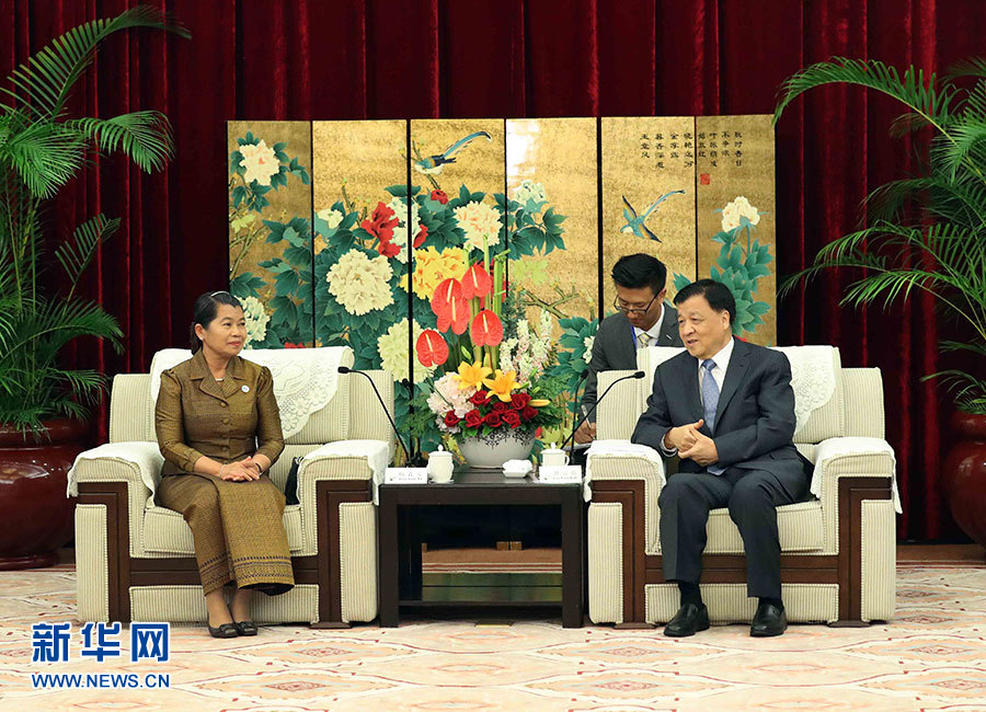 6月11日，中共中央政治局常委、中央書記處書記劉云山在福州會(huì)見(jiàn)來(lái)華出席金磚國(guó)家政黨、智庫(kù)和民間社會(huì)組織論壇的柬埔寨人民黨中央常委、副首相梅森安。新華社記者劉衛(wèi)兵攝