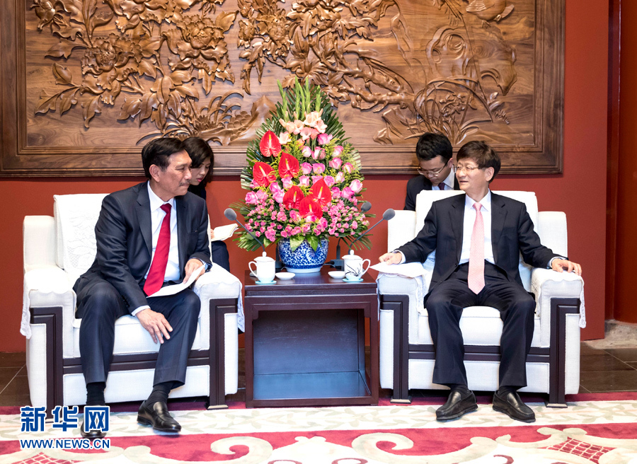 6月15日,中共中央政治局委員、中央政法委書記孟建柱在北京會見印尼總統特使、海洋統籌部長盧胡特。 新華社記者 丁海濤攝 6月15日,中共中央政治局委員、中央政法委書記孟建柱在北京會見印尼總統特使、海洋統籌部長盧胡特。 新華社記者 丁海濤攝