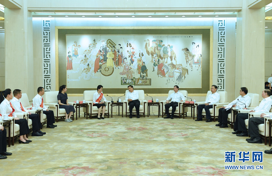 6月21日，廖俊波同志先進事跡報告會在北京人民大會堂舉行。報告會前，中共中央政治局常委、中央書記處書記劉云山會見報告團成員，代表習近平總書記，代表黨中央，向廖俊波同志家屬表示親切慰問，并頒發黨中央追授廖俊波同志&ldquo;全國優秀共產黨員&rdquo;證書、獎章。新華社記者 饒愛民 攝