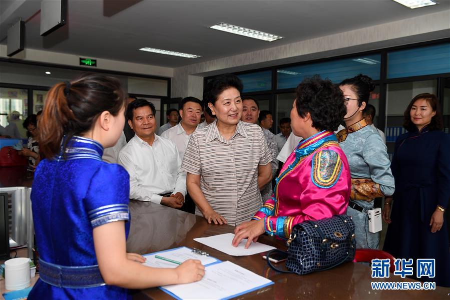 6月25日，全國民族團結進步創建經驗交流現場會在內蒙古興安盟召開，中共中央政治局委員、國務院副總理劉延東出席會議并講話。在內蒙古期間，劉延東考察內蒙古人民代表會議舊址即&ldquo;五一會址&rdquo;，深入社區看望各族干部群眾。這是劉延東在興安盟科右前旗興科社區與群眾交談。新華社記者 陳曄華 攝