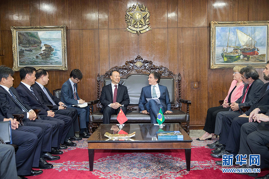 7月11日，在巴西首都巴西利亞，中共中央書(shū)記處書(shū)記、全國(guó)政協(xié)副主席杜青林（中左）會(huì)見(jiàn)巴西參議院議長(zhǎng)歐尼西奧&middot;奧利維拉（中右）。新華社記者李明攝