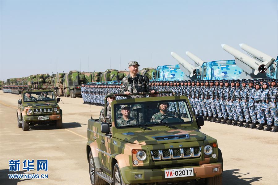 7月30日上午，慶祝中國人民解放軍建軍90周年閱兵在朱日和聯合訓練基地隆重舉行。中共中央總書記、國家主席、中央軍委主席習近平檢閱部隊并發表重要講話。這是習近平乘車檢閱部隊。新華社記者 李剛 攝