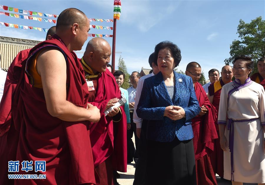 8月10日，中共中央政治局委員、中央統(tǒng)戰(zhàn)部部長、中央代表團(tuán)副團(tuán)長孫春蘭率中央代表團(tuán)三分團(tuán)繼續(xù)在內(nèi)蒙古自治區(qū)阿拉善盟看望慰問，把以習(xí)近平同志為核心的黨中央的親切關(guān)懷和全國各族人民的美好祝福帶給阿拉善各族各界干部群眾。這是孫春蘭在佛教寺廟延福寺考察。新華社記者 任軍川 攝