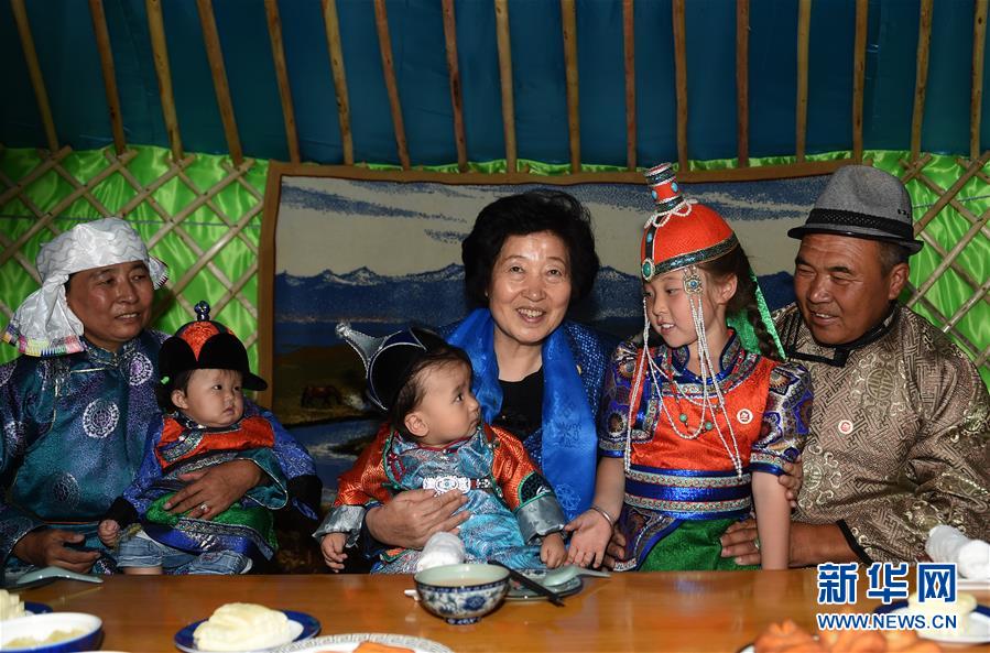 8月11日，帶著以習(xí)近平同志為核心的黨中央的親切關(guān)懷和全國各族人民的美好祝福，中共中央政治局委員、中央統(tǒng)戰(zhàn)部部長、中央代表團副團長孫春蘭率中央代表團三分團在錫林郭勒盟看望各族干部群眾，共同慶祝內(nèi)蒙古自治區(qū)成立70周年。這是孫春蘭在錫林浩特市寶力根蘇木牧民巴&middot;巴特爾（右一）家中看望。新華社記者 任軍川 攝