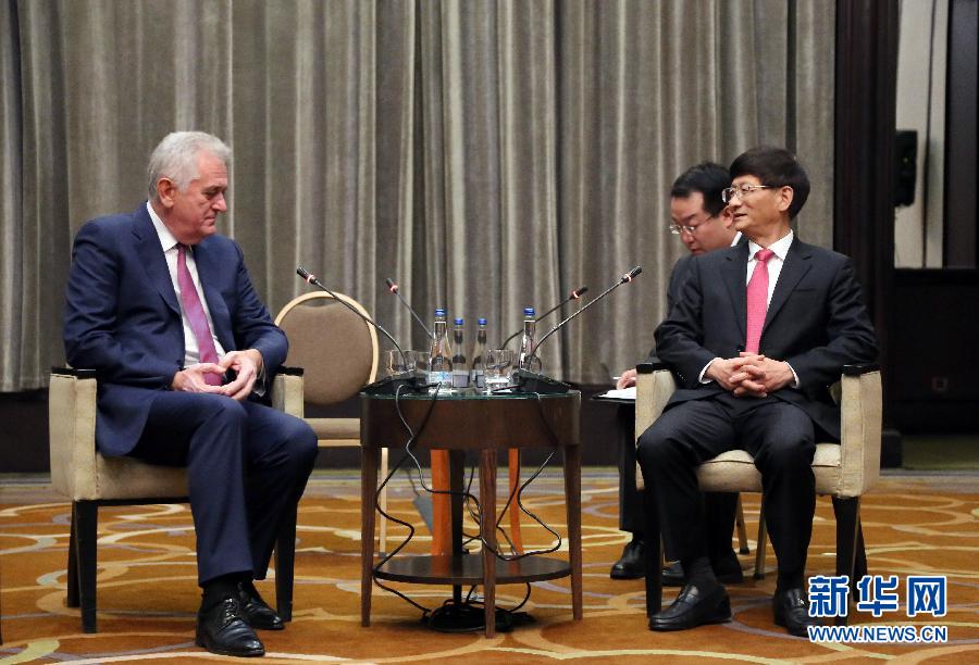 9月11日，在塞爾維亞首都貝爾格萊德，習(xí)近平主席特使、中共中央政治局委員、中央政法委書(shū)記孟建柱（右）會(huì)見(jiàn)塞爾維亞前總統(tǒng)尼科利奇（左）。新華社記者王慧娟攝