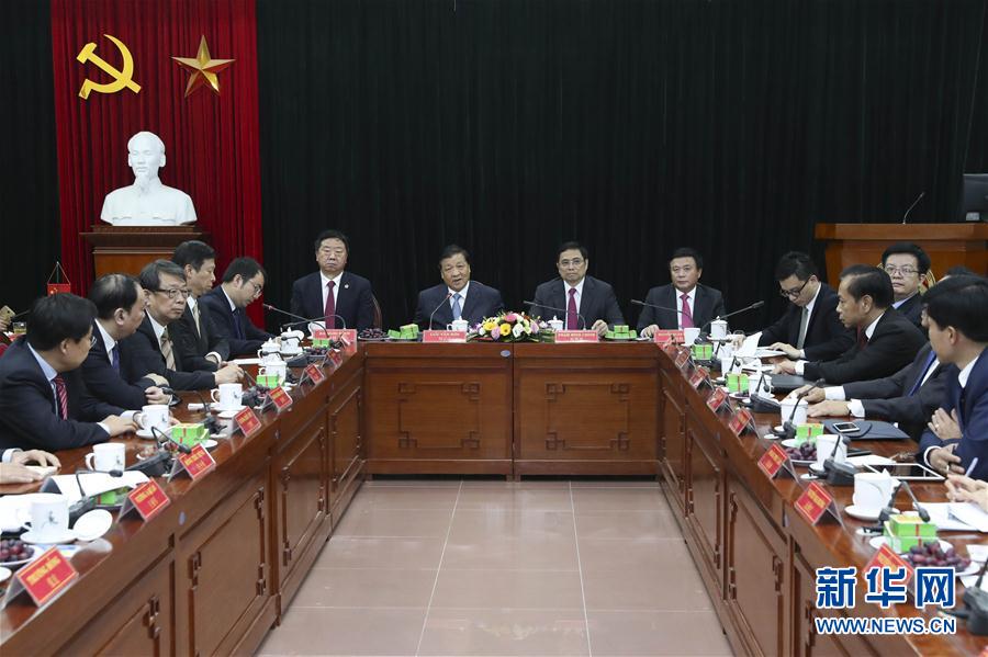 應越南共產黨邀請，中共中央政治局常委、中央書記處書記劉云山9月18日至19日對越南進行正式訪問。這是9月19日，劉云山在越共中央政治局委員范明政陪同下考察胡志明國家政治學院，并與曾赴華考察交流的越方學員代表進行座談。 新華社記者龐興雷 攝