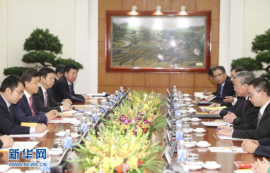 應越南共產黨邀請，中共中央政治局常委、中央書記處書記劉云山9月18日至19日對越南進行正式訪問。這是9月18日，劉云山在河內與越共中央政治局委員陳國旺舉行會談。 新華社記者 丁林 攝