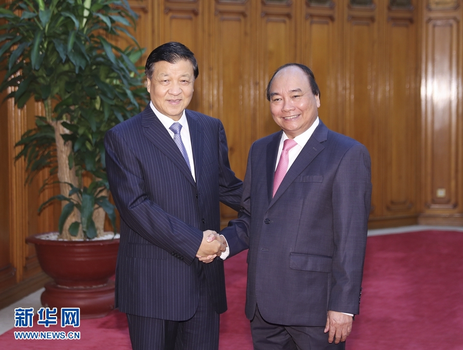 應越南共產黨邀請，中共中央政治局常委、中央書記處書記劉云山9月18日至19日對越南進行正式訪問。這是9月19日，劉云山在河內會見越南總理阮春福。 新華社記者 丁林 攝