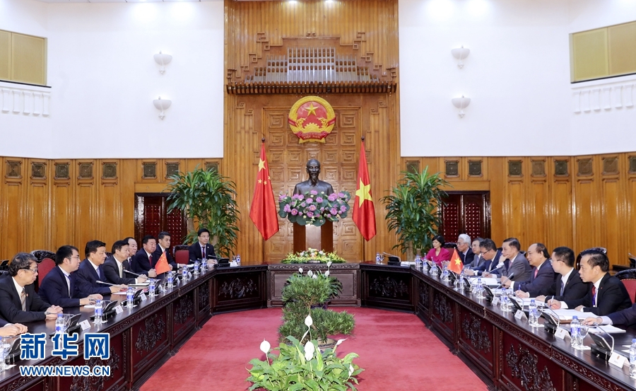 應越南共產黨邀請，中共中央政治局常委、中央書記處書記劉云山9月18日至19日對越南進行正式訪問。這是9月19日，劉云山在河內會見越南總理阮春福。 新華社記者 丁林 攝