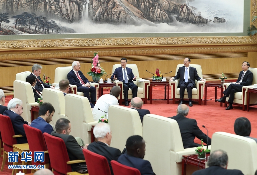 9月21日，中共中央政治局常委、國務院副總理張高麗在北京人民大會堂會見來華參加2017&ldquo;一帶一路&rdquo;媒體合作論壇的外方代表并回答大家關心的問題。新華社記者王曄攝 