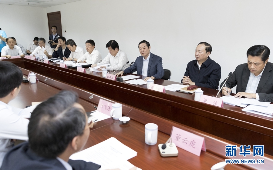 9月22日，中共中央政治局委員、中央書記處書記、中宣部部長劉奇葆在北京調研京劇像音像工程情況。這是劉奇葆與有關方面負責同志座談交流。新華社記者 丁海濤 攝