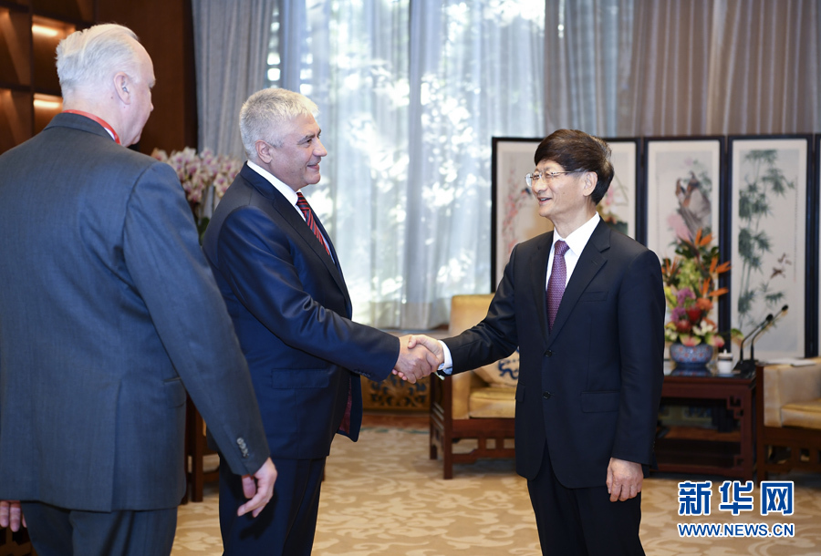 9月26日，中共中央政治局委員、中央政法委書記孟建柱在北京會見來華出席國際刑警組織第86屆全體大會的俄羅斯內務部長科洛科利采夫（左二）和俄聯邦調查委員會主席巴斯特雷金（左一）。新華社記者 張領 攝 