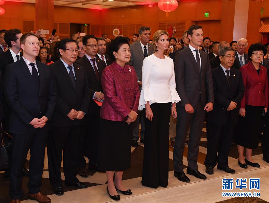 當地時間9月27日晚，正在華盛頓出席首輪中美社會和人文對話的國務院副總理劉延東出席中國駐美國使館2017年國慶招待會。新華社記者殷博古攝