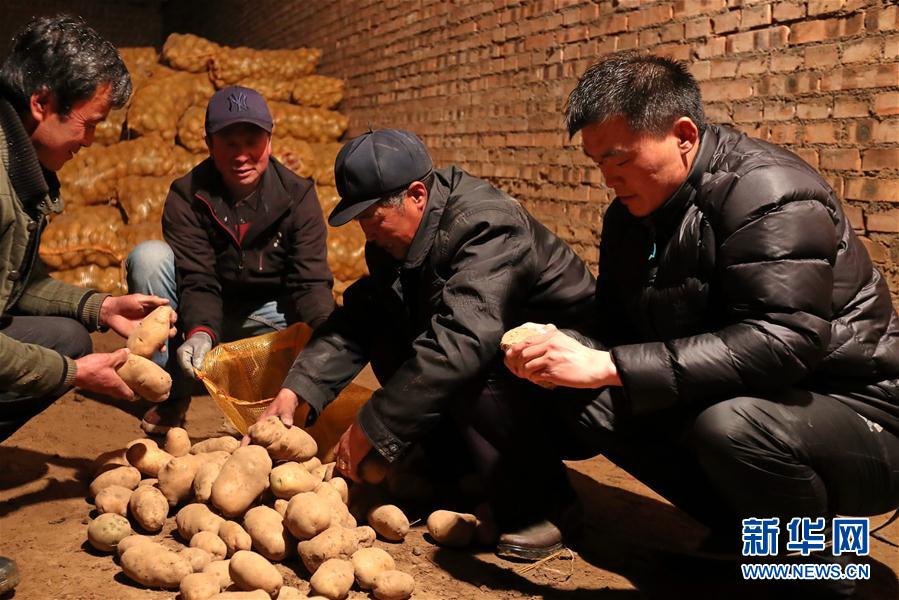 （十九大代表風(fēng)采&middot;圖文互動(dòng)）（1）&ldquo;第一書記&rdquo;房瑞標(biāo)：呂梁鄉(xiāng)親&ldquo;最親近的人&rdquo;