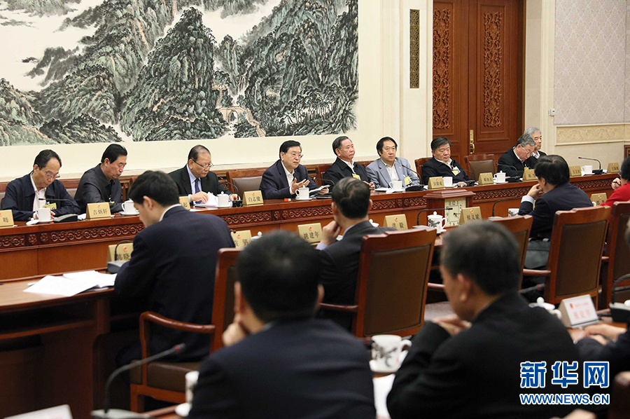 12月23日,十二屆全國人大常委會第三十一次會議舉行分組會議,審議監(jiān)察法草案二次審議稿等。張德江委員長參加審議。 新華社記者劉衛(wèi)兵攝 12月23日,十二屆全國人大常委會第三十一次會議舉行分組會議,審議監(jiān)察法草案二次審議稿等。張德江委員長參加審議。 新華社記者劉衛(wèi)兵攝