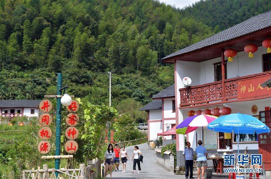 （新華全媒頭條&middot;圖文互動(dòng)）（5）開啟新征程　譜寫新史詩&mdash;&mdash;以習(xí)近平同志為核心的黨中央引領(lǐng)中國特色社會(huì)主義進(jìn)入新時(shí)代