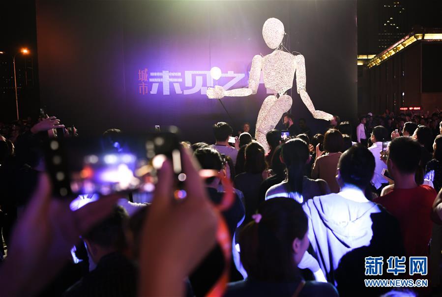 （文化）（3）&ldquo;巨型發(fā)光人偶&rdquo;亮相沈陽(yáng)