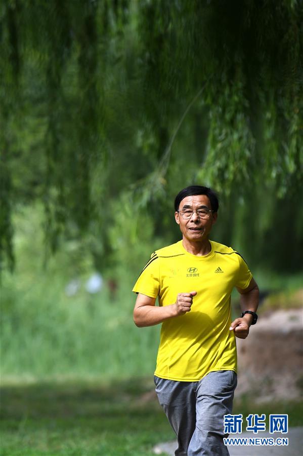 （體育&middot;圖片故事）（11）&ldquo;百馬&rdquo;老人的跑步人生