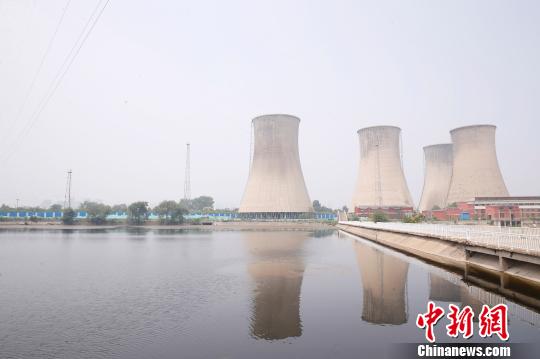 按照規(guī)劃，位于首鋼園區(qū)內(nèi)的滑雪大跳臺建成后將成為世界首例永久保留和使用的單板大跳臺場地。圖為單板大跳臺選址所在地。　韓海丹 攝