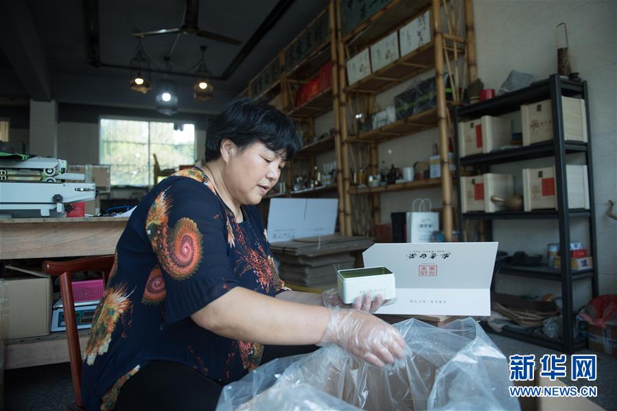 （新華全媒頭條&middot;圖文互動）（8）安吉白茶奔向扶貧一線&mdash;&mdash;浙江黃杜村農民黨員先富幫后富向貧困地區捐贈&ldquo;扶貧苗&rdquo;