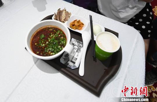 圖為&ldquo;環西部火車游Y667/8次&rdquo;列車上推出蘭州牛肉面套餐，套餐38元，有一碗牛肉面、一碟牛肉、一個雞蛋、一份小菜、一份甜胚子。　楊艷敏 攝